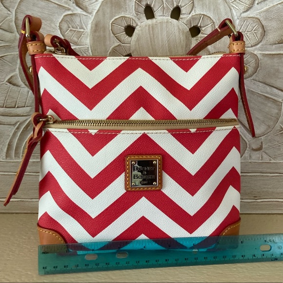👠Dooney & Bourke Red/White Chevron Letter Carrier Crossbody Handbag Purse - Picture 10 of 12